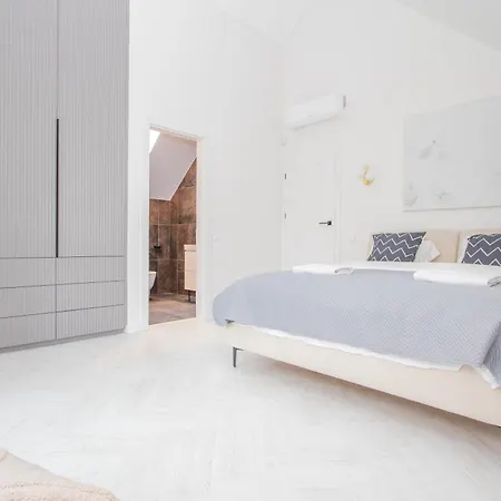 Cohost I Cozy 3bd With Terrace Near The Sea Palanga