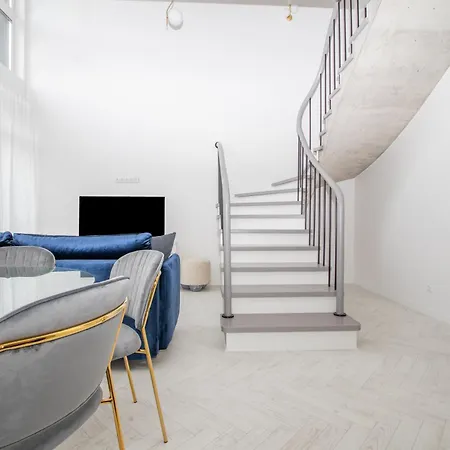 Apartment Cohost I Cozy 3bd With Terrace Near The Sea