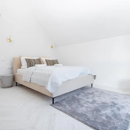Cohost I Cozy 3bd With Terrace Near The Sea Apartment