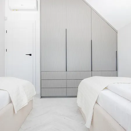 Cohost I Cozy 3bd With Terrace Near The Sea Apartment