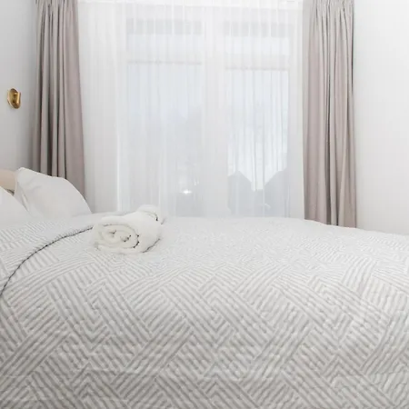 Cohost I Cozy 3bd With Terrace Near The Sea Apartment *