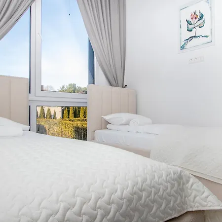 Apartment Cohost I Cozy 3bd With Terrace Near The Sea *